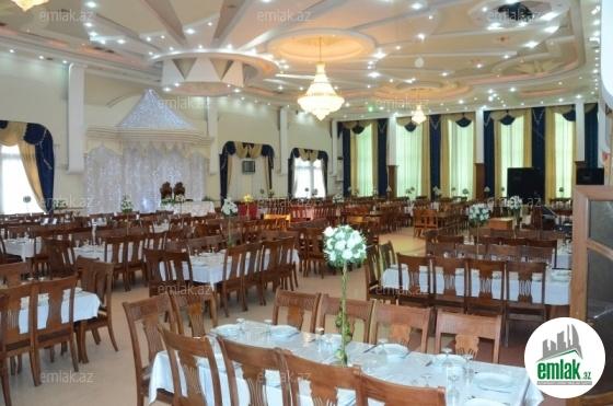 Toy sahibi  qonaqlarından pul yığıb, ona verir